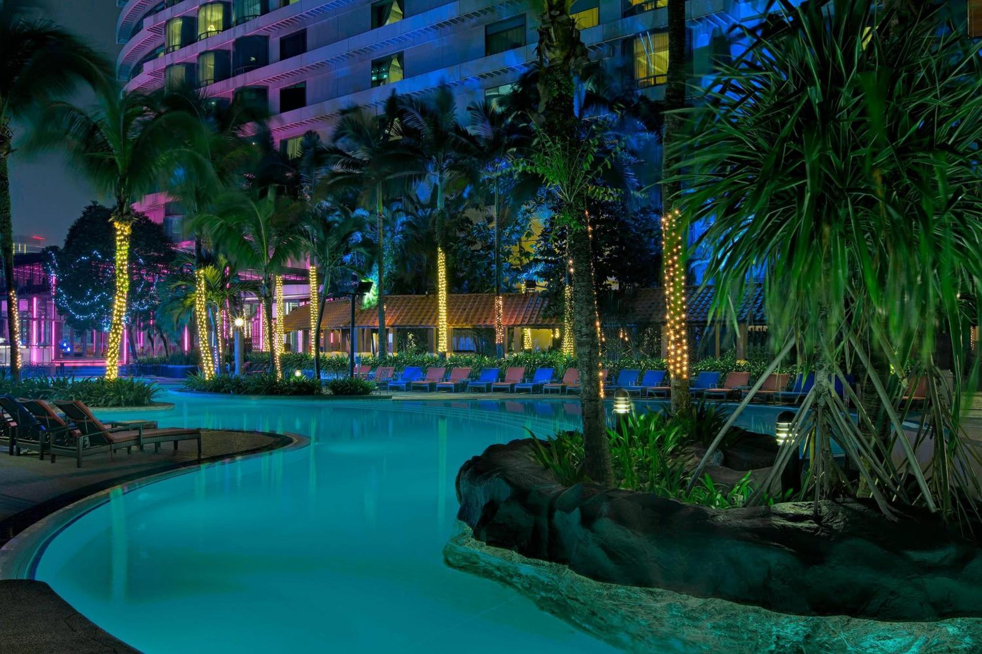 Le Méridien Kuala Lumpur Exterior foto The pool at the Royal Paragon Hotel