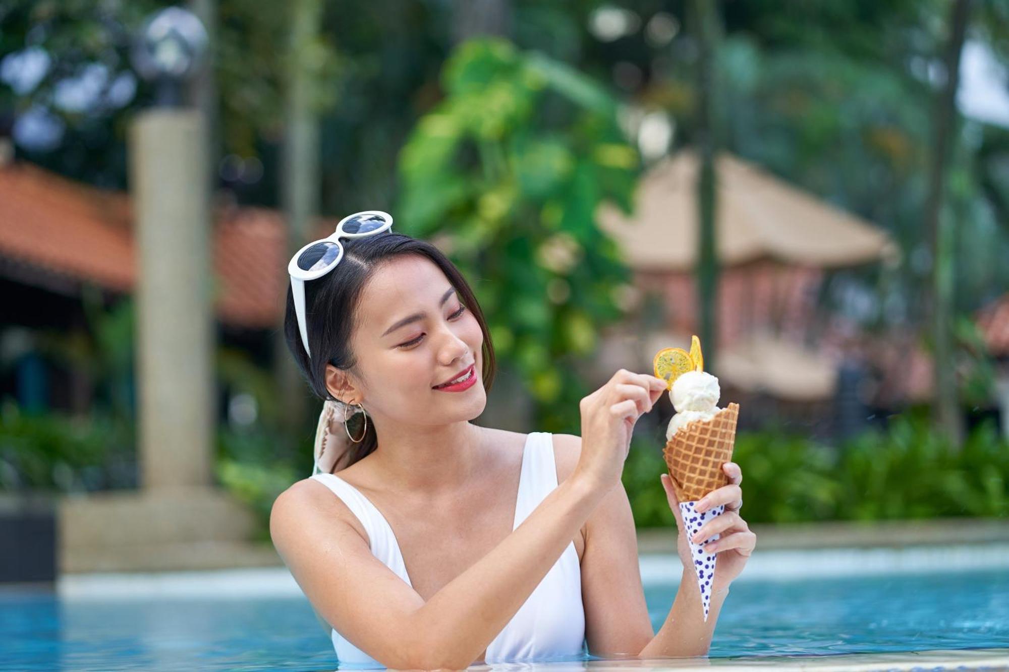 Le Méridien Kuala Lumpur Exterior foto A woman eating ice cream